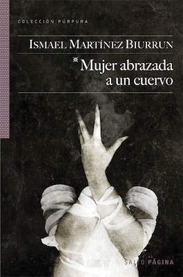 Mujer abrazada a un cuervo book cover