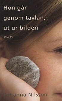 Hon går genom tavlan, ut ur bilden book cover