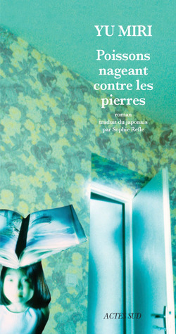 Poissons nageant contre les pierres book cover